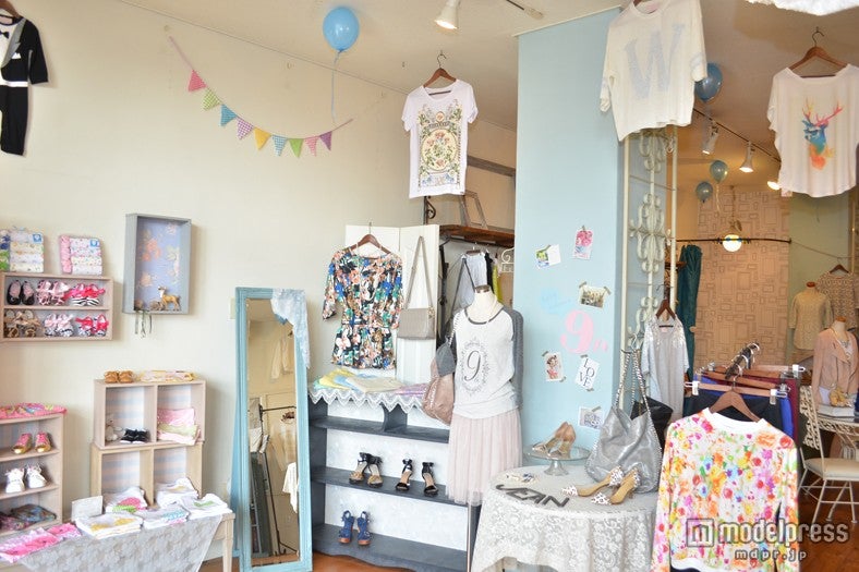 明るく広々とした店内の様子