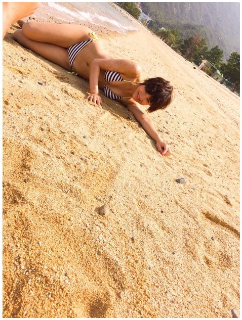 水着ショットを披露した宮澤佐江/オフィシャルブログ(Ameba)より