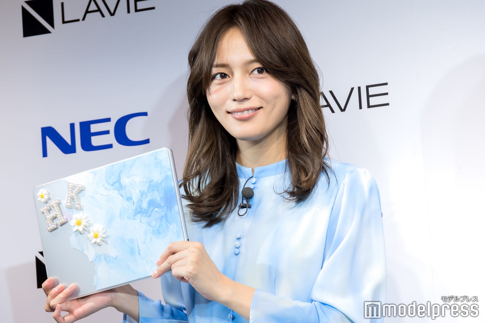 デコレーションしたPCケースを披露した川口春奈（C）モデルプレス