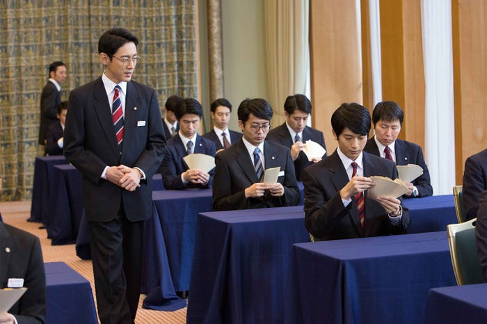 産業中央銀行新人研修時、札勘の練習をする階堂彬(向井理)を見守る安堂章二(小泉孝太郎)/画像提供:WOWOW