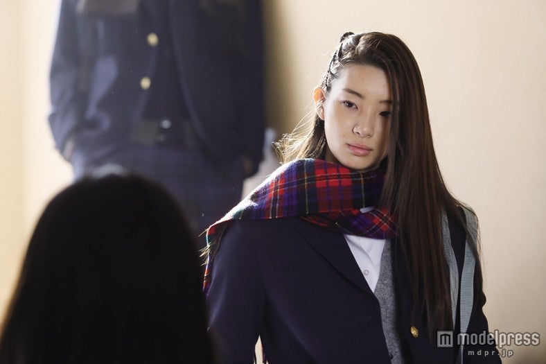 制服の着こなしに、愛子（足立梨花）の心の変化が表れている