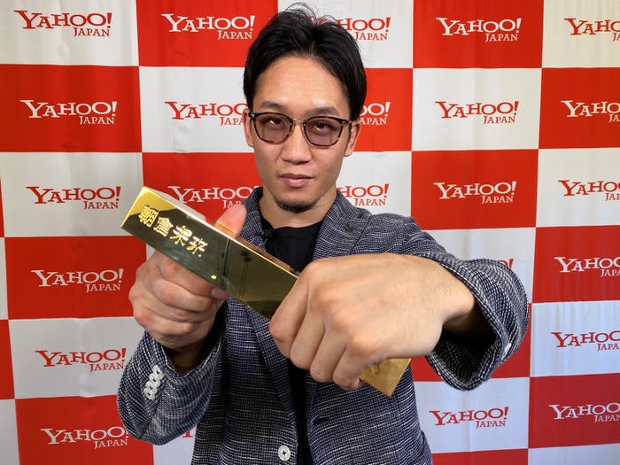 受賞トロフィーを受け取った朝倉未来 (提供写真)