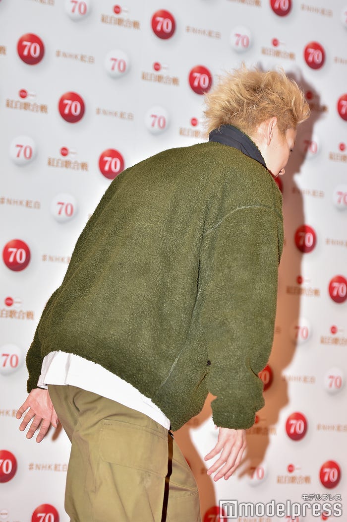 写真撮影の台に上がる瞬間の菅田将暉 (C)モデルプレス