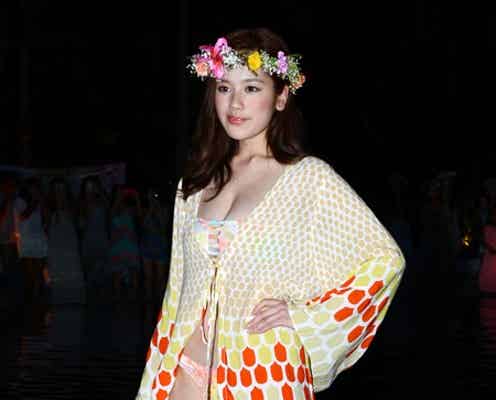 元テラスハウス筧美和子の豊満バストに観客釘付け ビキニで颯爽とウォーキング