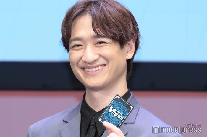 笑顔でカードを持つ宮田俊哉(C)モデルプレス