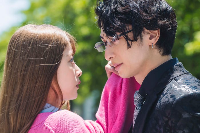 馬場ふみか、古川雄大「恋と弾丸」第1話より(C)箕野希望・小学館/「恋と弾丸」製作委員会・MBS