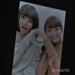 渡辺美優紀とのTikTok動画「AKB48矢作萌夏ソロコンサート～みんなまとめてすちにさせちゃうぞ～」 （C）モデルプレス