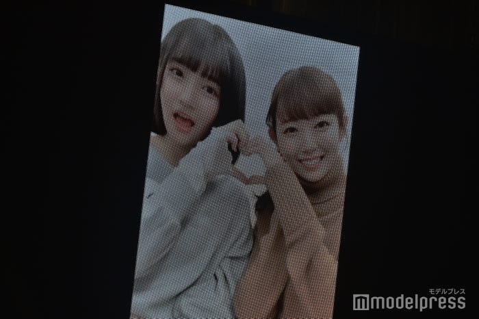 渡辺美優紀とのTikTok動画「AKB48矢作萌夏ソロコンサート~みんなまとめてすちにさせちゃうぞ~」 (C)モデルプレス