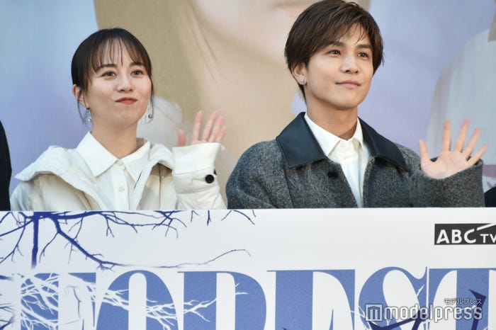 比嘉愛未、岩田剛典(C)モデルプレス