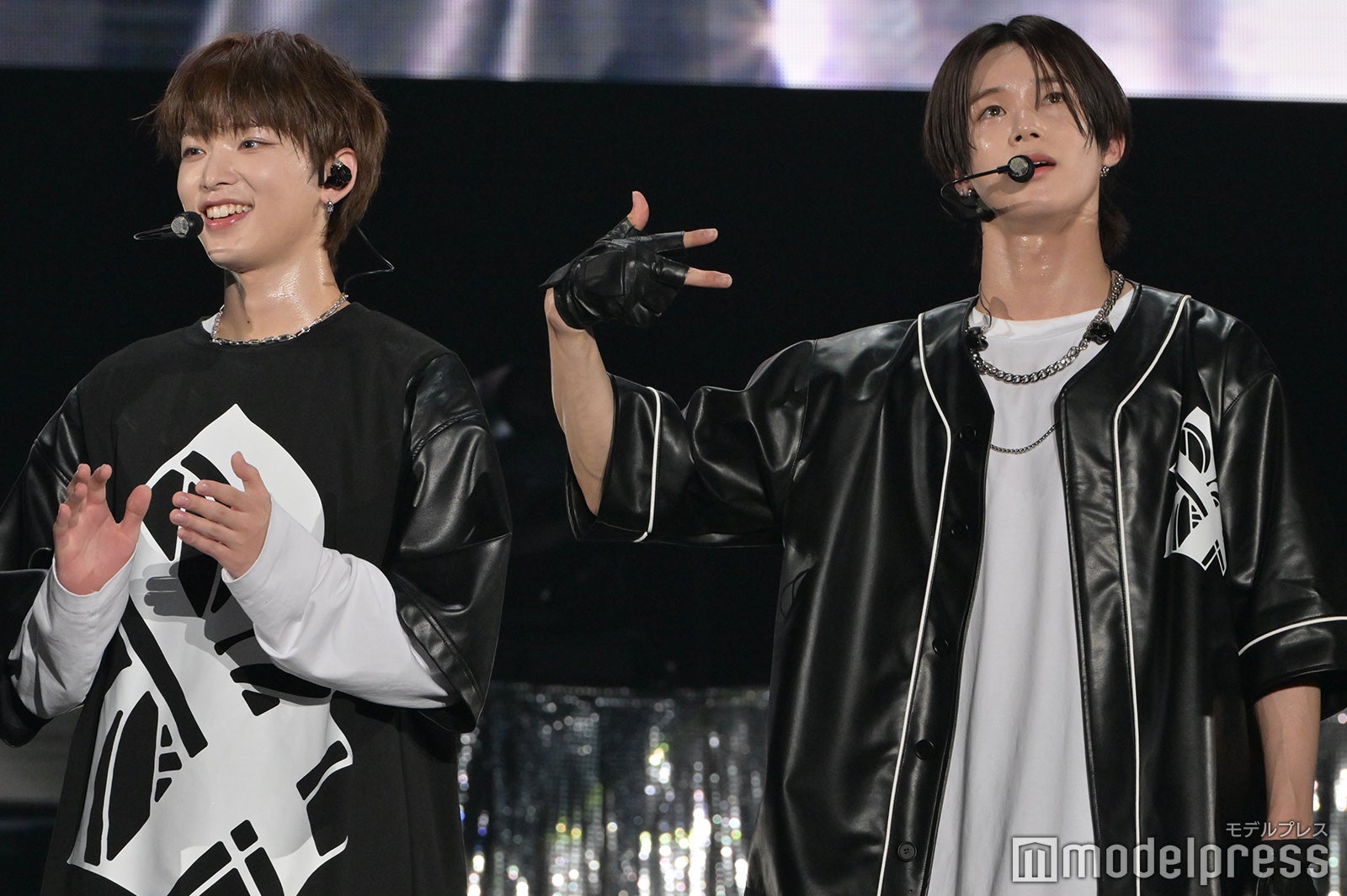 HARUAを映すモニターに映り込もうとするK「BEAT AX」&TEAM（C）モデルプレス