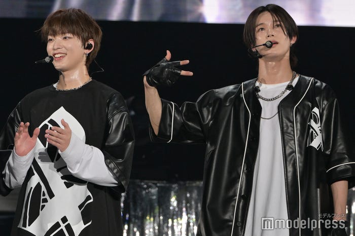 HARUAを映すモニターに映り込もうとするK「BEAT AX」&TEAM(C)モデルプレス