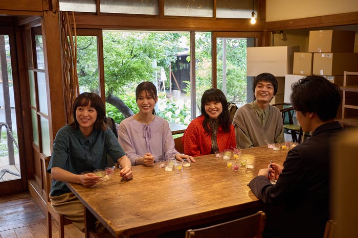 清野菜名、生見愛瑠、岸井ゆきの「日曜の夜ぐらいは…」第9話より(C)ABCテレビ