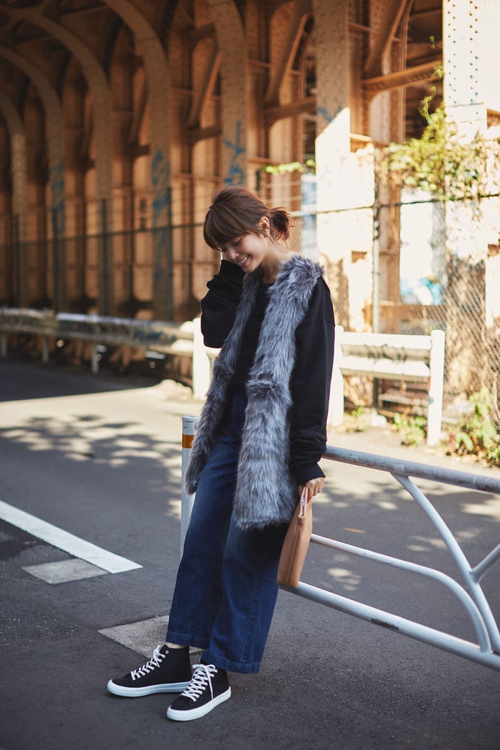 ファーコンビジレ¥5,450/Stradivarius(ストラディバリウス・ジャパン カスタマーサービス)、デニムワイドパンツ¥4,990/AMERICAN HOLIC(AMERICAN HOLICプレスルーム)、ロングスリーブスエット¥3,550、バッグ¥3,550/Bershka(ベルシュカ・ジャパンカスタマーサービス)、スニーカー¥1,490/GU(C)TOPLOG