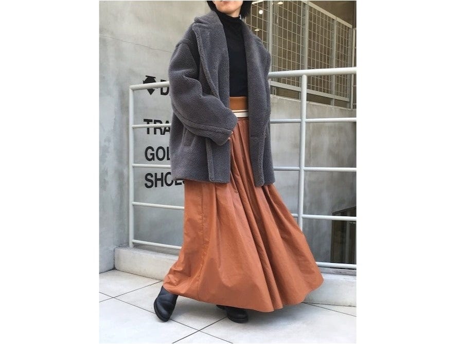 カジュアル見えしやすいボア素材もグレーならシックな印象に 出典:WEAR