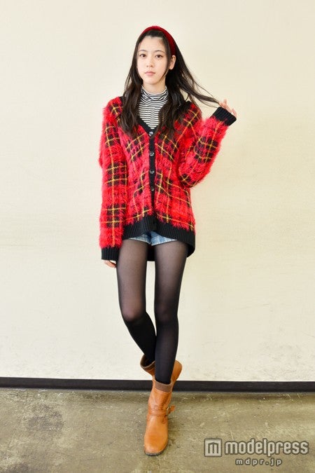 スラっとした美脚で抜群のスタイルを誇る／三吉彩花