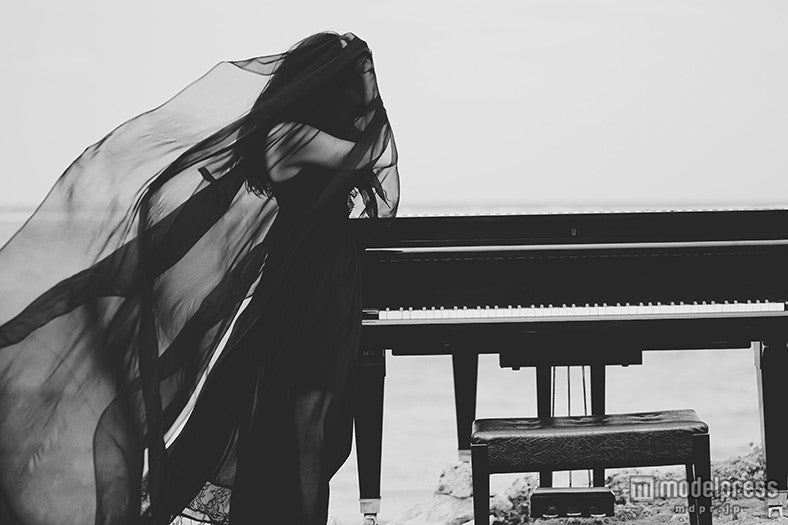 謎の女性シンガー「JY」