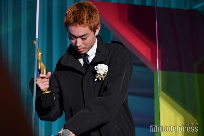 マイクを置く菅田将暉(C)モデルプレス