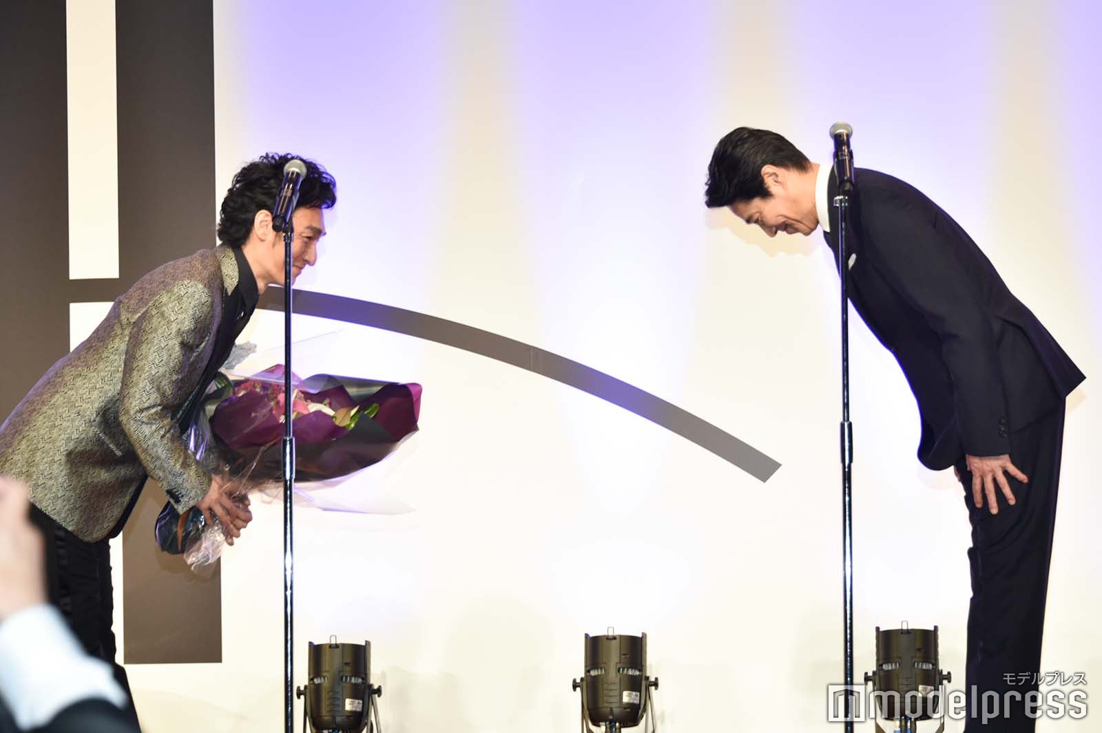 円四郎として挨拶する堤真一とそれに応える草なぎ剛 （C）モデルプレス