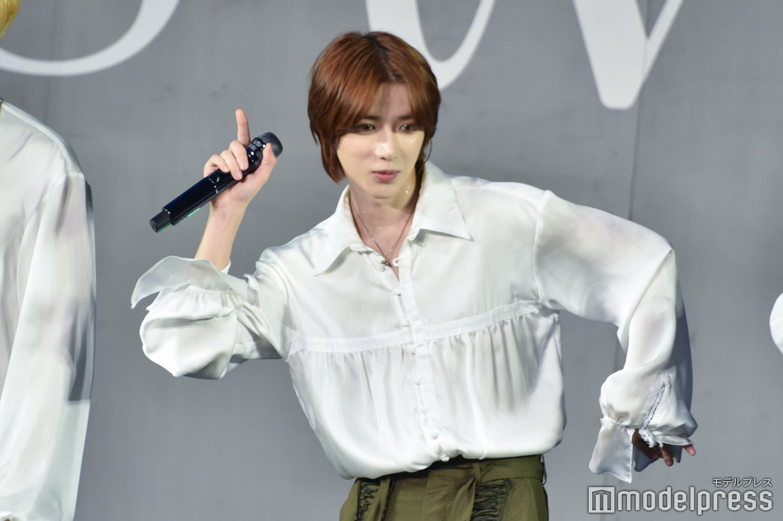 驚くポーズを決めるボムギュ（C）モデルプレス