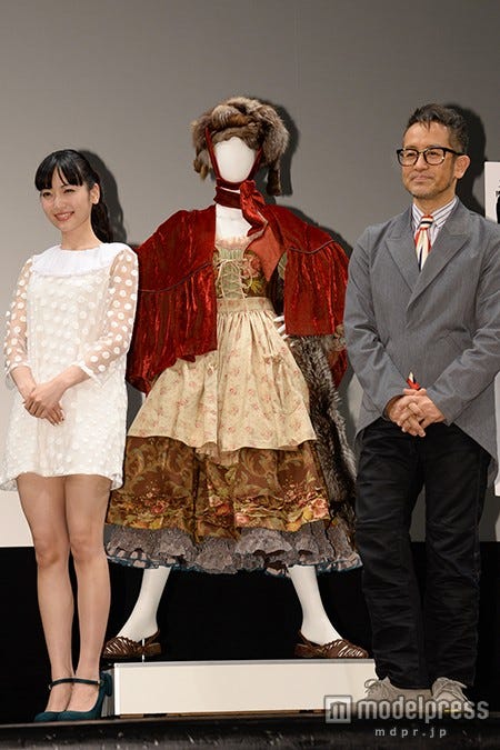 当時の舞台で着こなしていた衣装も披露(左から)神田沙也加、宮本亜門氏