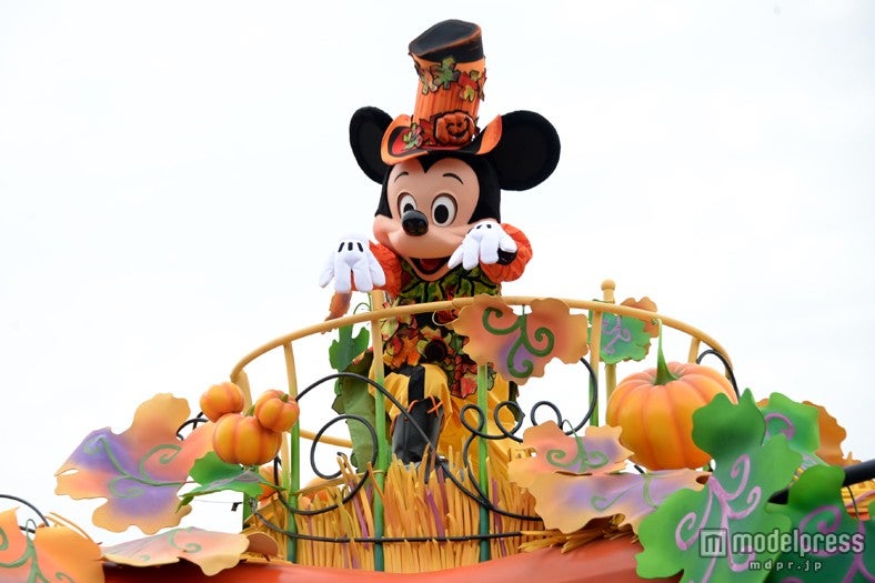 「ハッピーハロウィーンハーベスト」ミッキー、ゴーストのポーズ