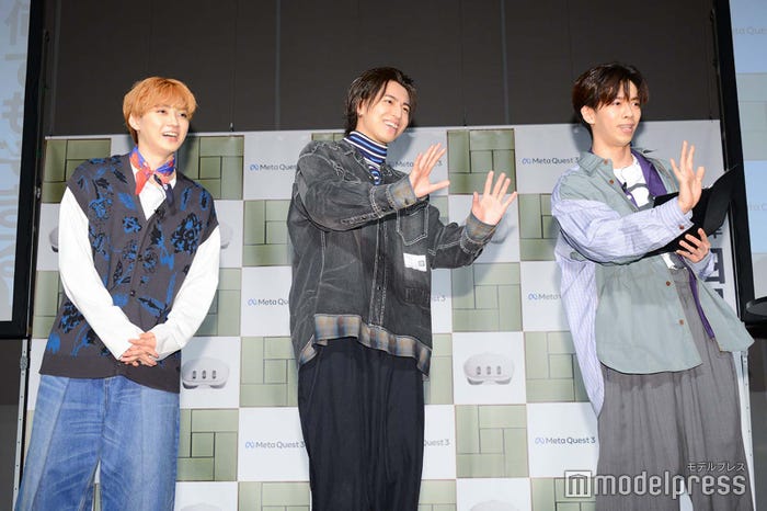 Instagram配信視聴者へ手を振るユーキ、タカシ、リョウガ(C)モデルプレス