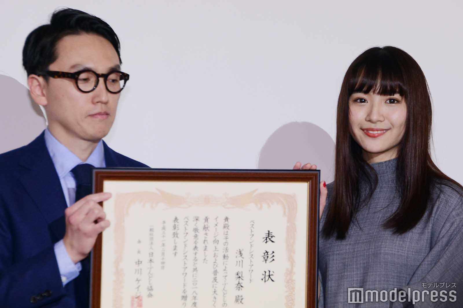 浅川梨奈（右） （C）モデルプレス