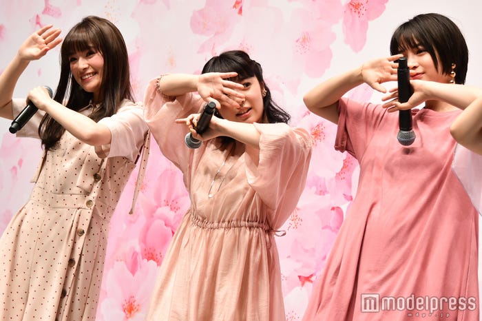 Perfume「無限未来」のダンスに挑戦する優希美青、上白石萌音、広瀬すず (C)モデルプレス