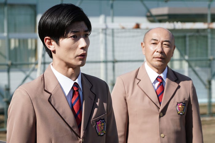 三浦春馬、高橋克実/「オトナ高校」第6話より(C)テレビ朝日