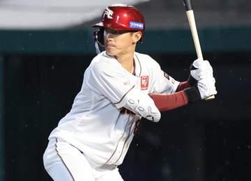 楽天・辰己が“珍打”打球がフェンスに挟まるエンタイトル二塁打