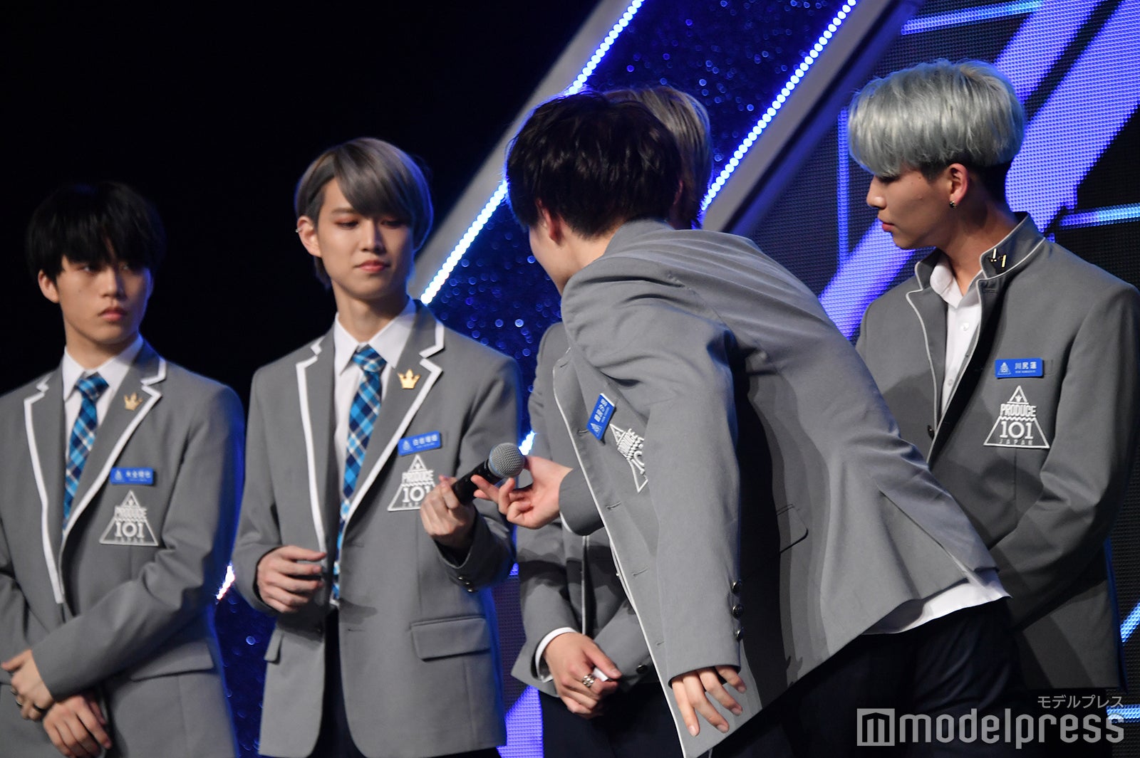 マイクを受け渡すメンバー（C）モデルプレス