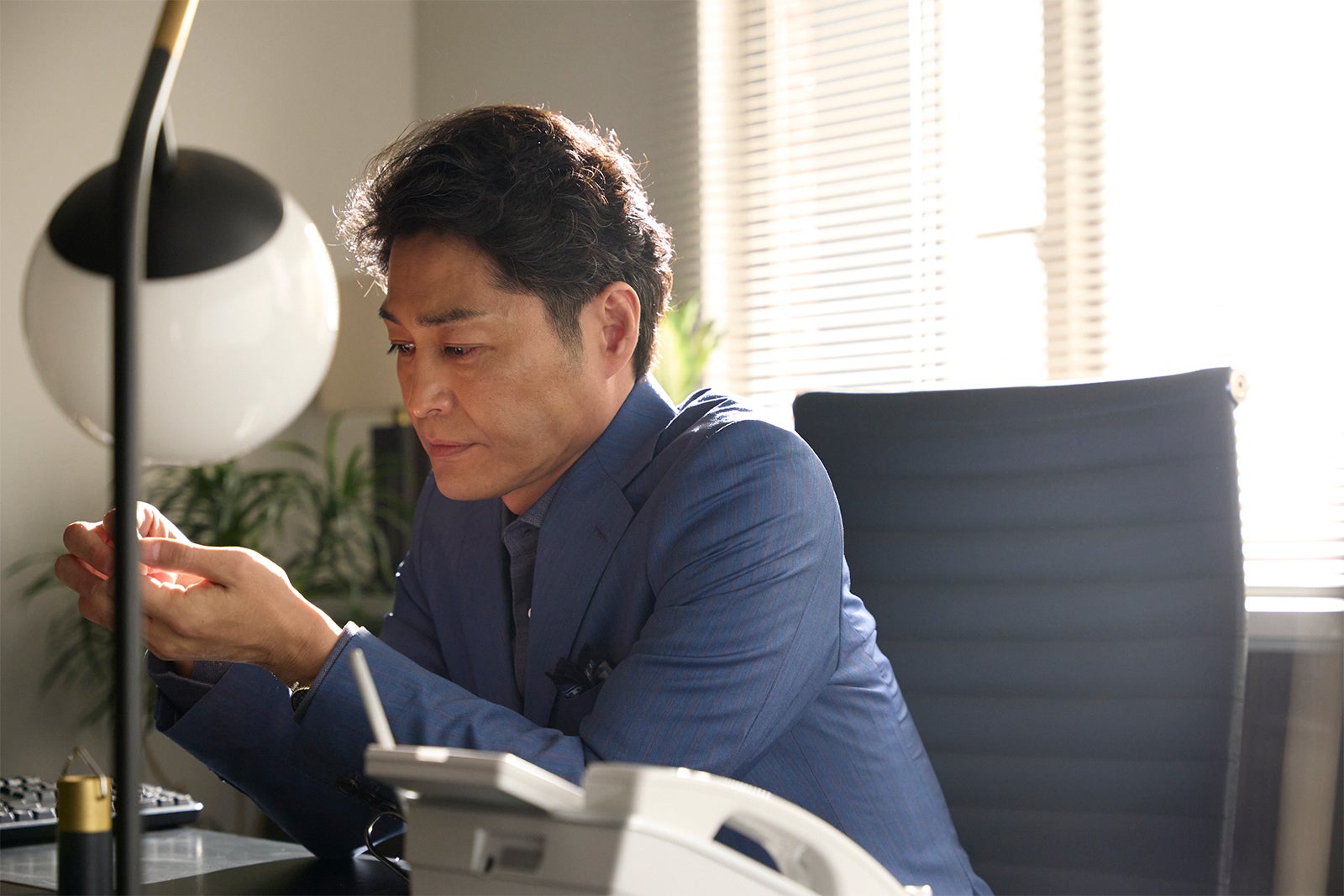 安田顕「ダメマネ！ ―ダメなタレント、マネジメントします―」（C）日本テレビ