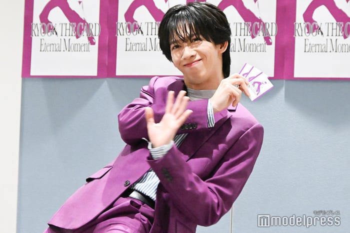 股下3kmポーズでプルプルしながらムービー撮影をするリョウガ(C)モデルプレス