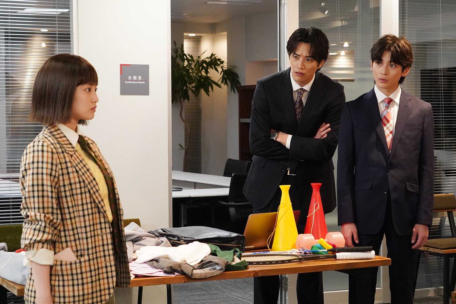 今田美桜、鈴木伸之、高橋文哉／「悪女（わる）～働くのがカッコ悪いなんて誰が言った？～」第6話より（C）日本テレビ