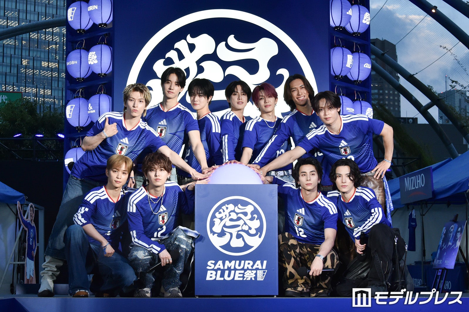 JO1＆INIスペシャルユニット「JI BLUE」渋谷・宮下パーク登場 “応援提灯”点灯で「SAMURAI BLUE祭」を青一色に