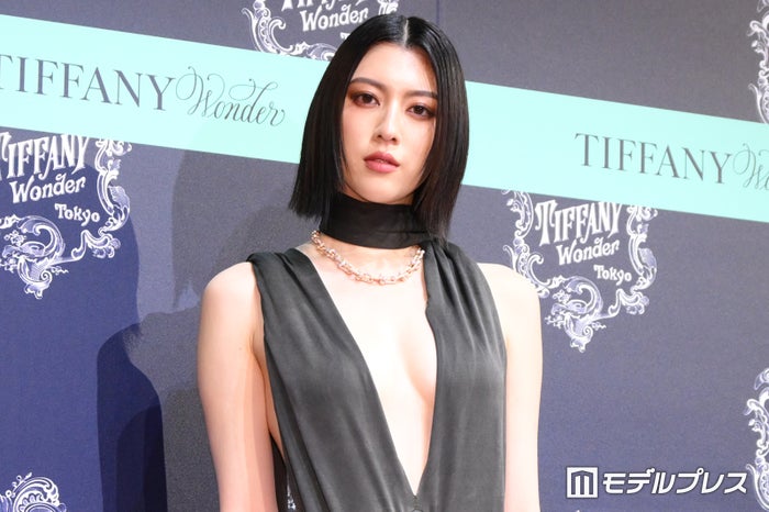 三吉彩花、胸元＆サイドざっくりドレスで大胆露出【ティファニーワンダー】