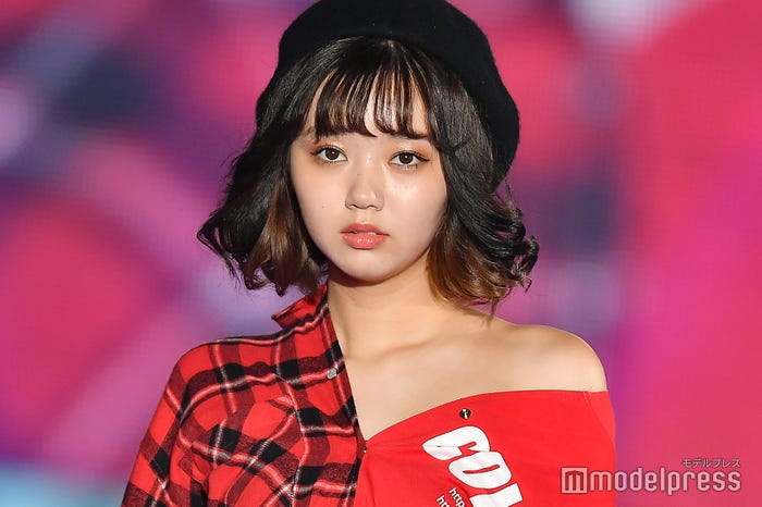 化粧している江野沢愛美 (C)モデルプレス