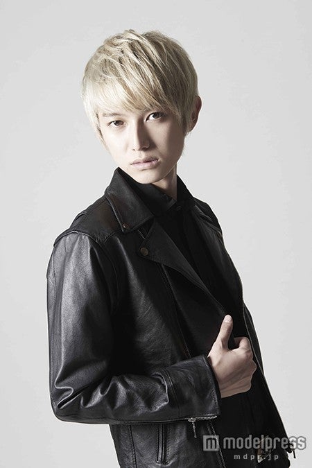 本郷奏多、“レア”な銀髪姿を公開　浴衣・テニスウェア・パンクロック…魅力満載