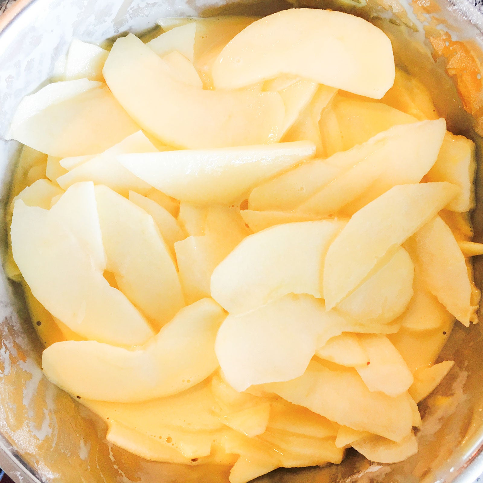 手順4：スライスしておいたりんごをボウルに入れ混ぜる／画像提供：柏原歩