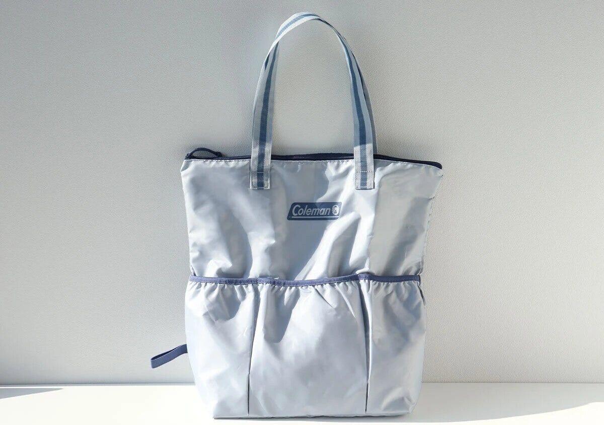 コールマンのライトブルーの撥水加工大容量トートバッグ正面に3つの外ポケットが備わっている正面写真 コールマンのライトブルーの撥水加工大容量トートバッグ正面に3つの外ポケットが備わっている正面写真