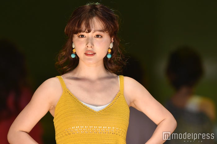 元モー娘。久住小春、美背中＆美脚際立つ黒ロングワンピ姿公開「背中のラインに見惚れる」「圧巻スタイル」と反響