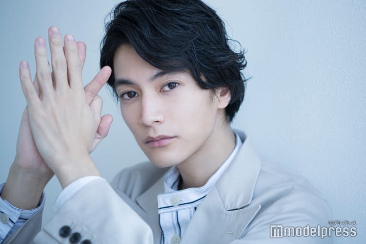 綾野剛に 手 褒められた渡邊圭祐 剛さんの手もかわいい モデルプレス 綾野剛に 手 褒められた渡邊圭祐 剛さんの手もかわいい モデルプレス