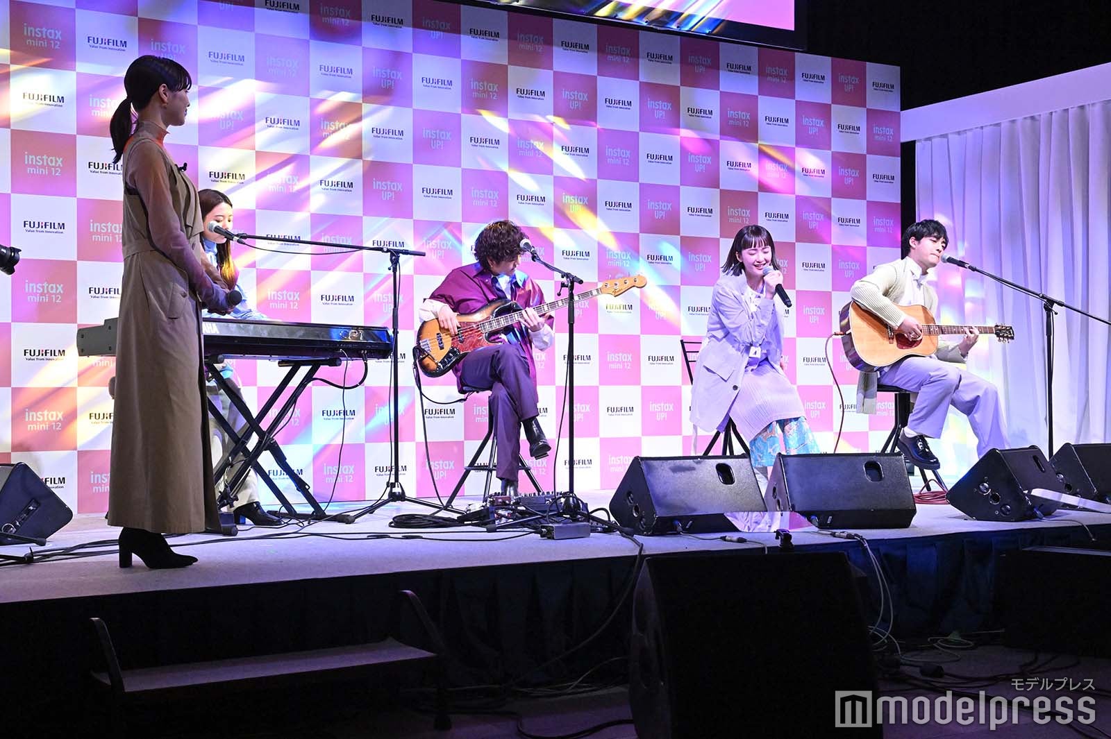 緑黄社会の演奏を見守る広瀬すず （C）モデルプレス