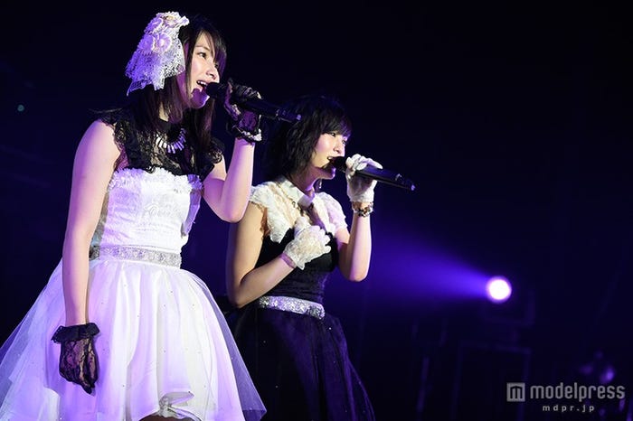「思い出のほとんど」をしっとり歌い上げる(左から)横山由依、山本彩/(C)AKS