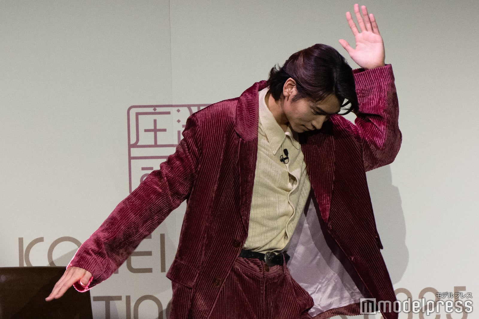 ファンミ終了時に再度独特な動きで拍手締めを促す庄司浩平（C）モデルプレス