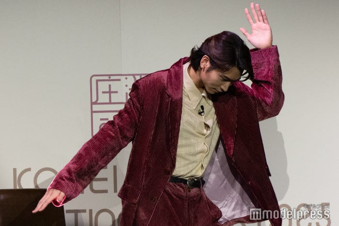 ファンミ終了時に再度独特な動きで拍手締めを促す庄司浩平(C)モデルプレス