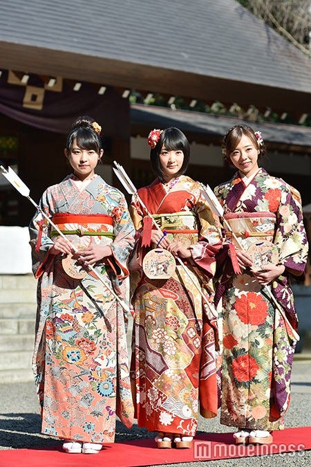 乃木坂46で2016年新成人を迎える生駒里奈(中)、伊藤万理華(左)、川村真洋(右)/(C)モデルプレス