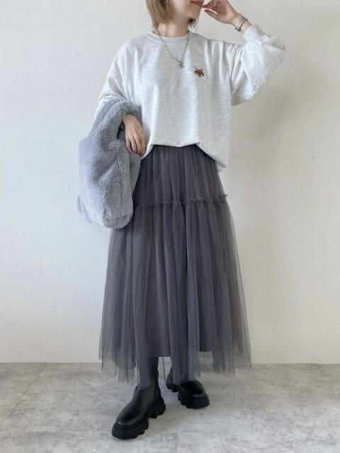 大人のスウェットとスカートのコーデ
