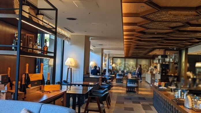 バーからレストランを望む。天井は組子風のデザイン（ホテルインディゴ箱根強羅）