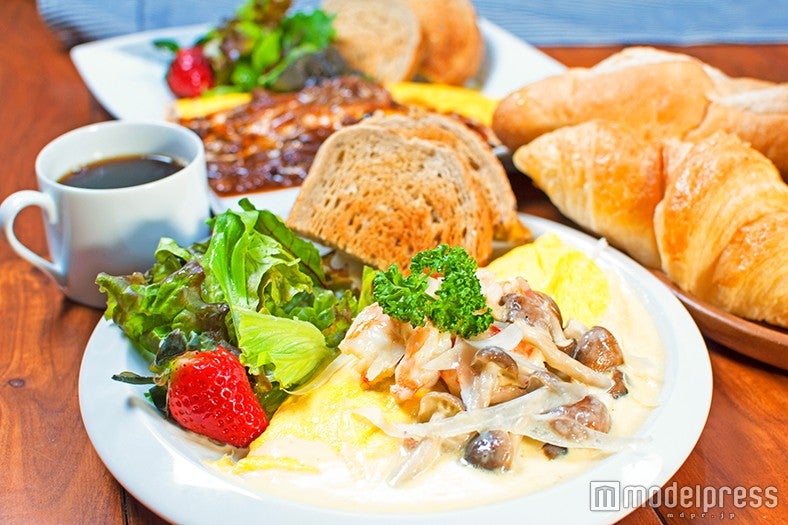 朝はこだわりのホットドッグやオムレツ・パンケーキプレートを用意／画像提供：ゴリップ